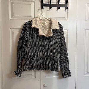 Forever 21 Black and Cream Sherpa Lined Jacket Size M